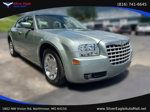 Used 2005 Chrysler 300 Touring RWD image 3