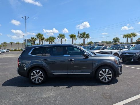 Certified 2022 Kia Telluride EX w/ EX Premium Package FWD image 9