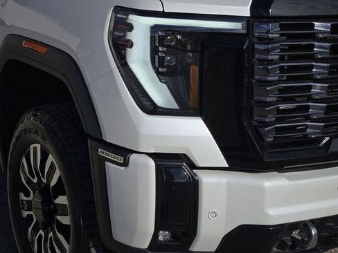 Used 2025 GMC Sierra 2500 Denali Ultimate image 9