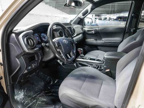 Used 2019 Toyota Tacoma TRD Off-Road w/ Technology Package AWD/4WD image 17
