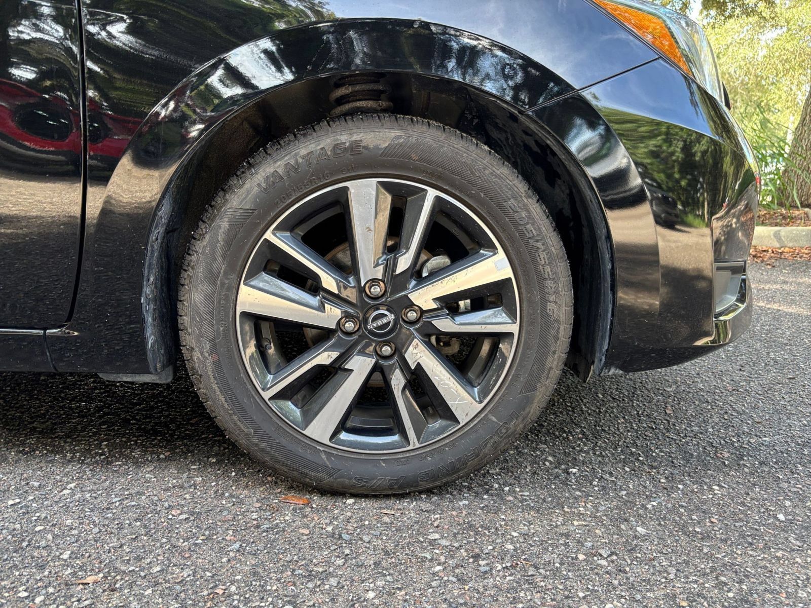 Used 2025 Nissan Versa SV FWD image 28