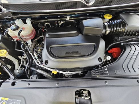 Used 2025 Chrysler Pacifica Limited FWD image 29