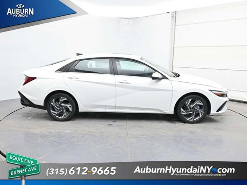 New 2025 Hyundai Elantra Limited FWD image 15