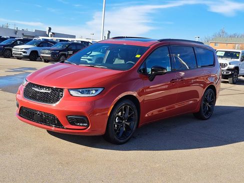 New 2026 Chrysler Pacifica Limited image 2