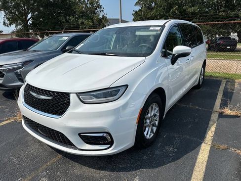 Used 2023 Chrysler Pacifica Touring-L FWD image 1
