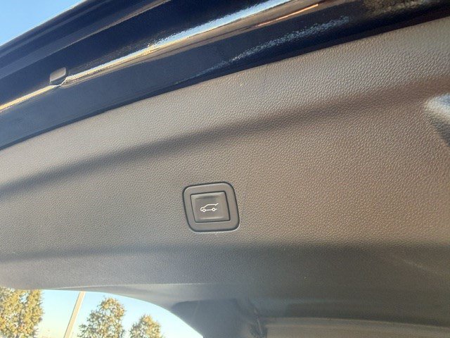 Used 2025 Chevrolet Tahoe Premier AWD/4WD image 35