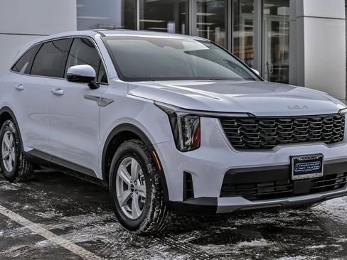 Used 2025 Kia Sorento LX image 10