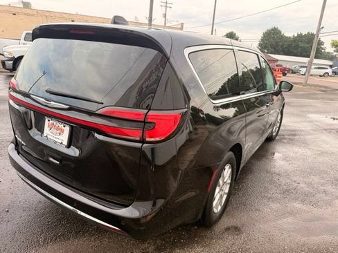 Used 2025 Chrysler Pacifica Select FWD image 5