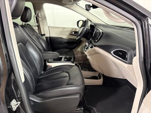 Used 2023 Chrysler Pacifica Touring-L FWD image 15