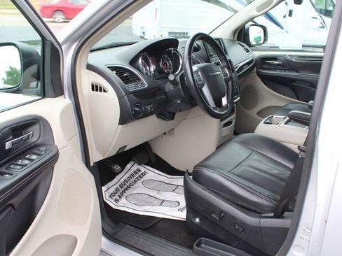 Used 2012 Chrysler Town & Country Touring image 21