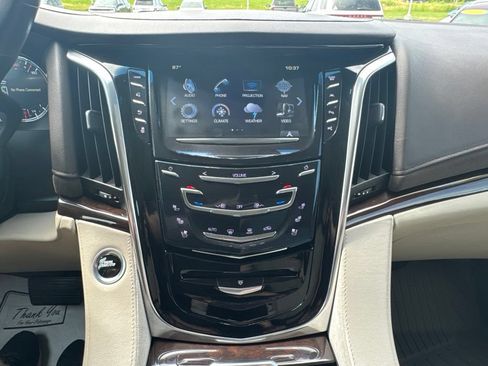Used 2017 Cadillac Escalade Premium Luxury AWD/4WD image 3