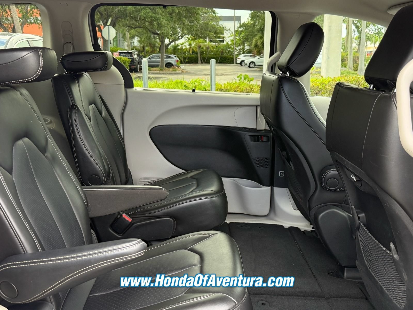 Used 2023 Chrysler Pacifica Touring-L FWD image 13