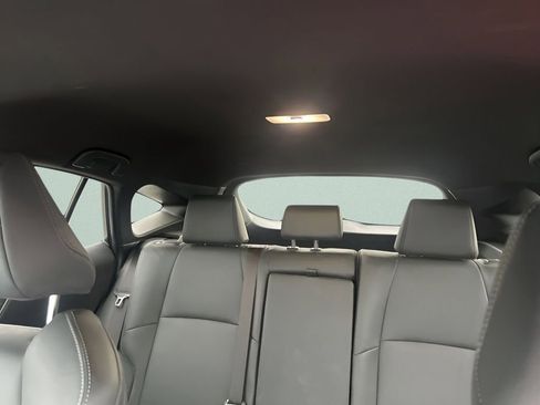 Used 2024 Toyota Venza XLE image 18