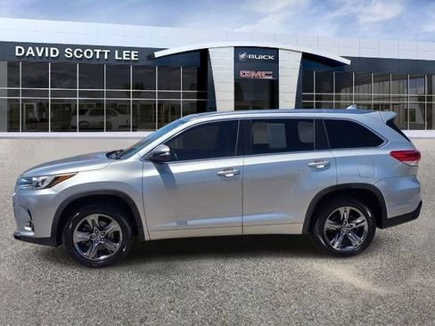 Used 2017 Toyota Highlander Limited Platinum FWD image 2