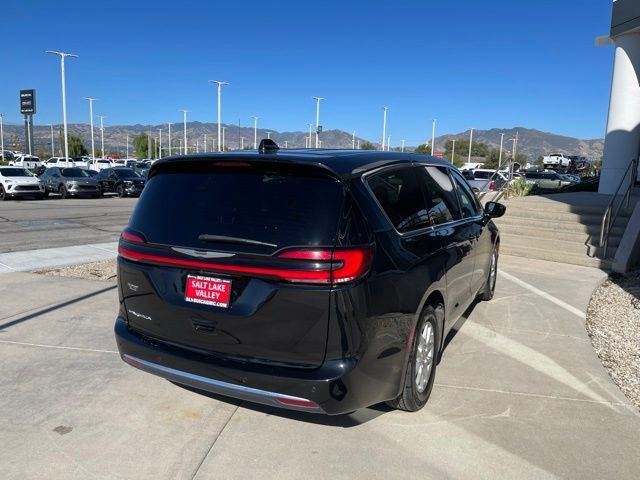 Used 2025 Chrysler Pacifica Select FWD image 5