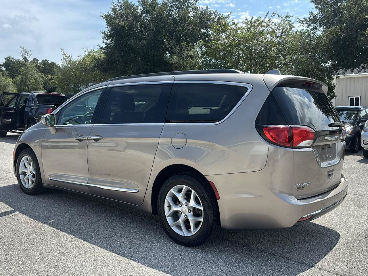 Used 2017 Chrysler Pacifica Touring-L w/ Tire & Wheel Group FWD image 5
