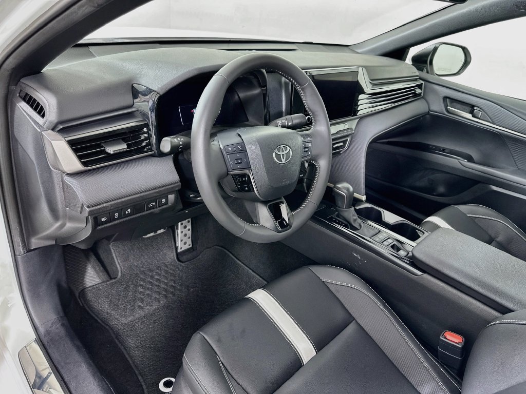 Used 2025 Toyota Camry SE w/ Convenience Package FWD image 9