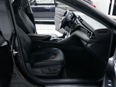 Used 2020 Toyota Camry XLE image 27