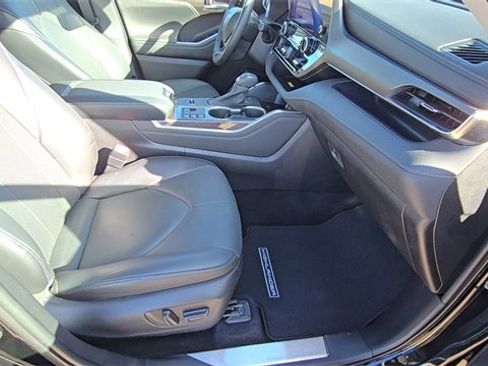 Used 2023 Toyota Highlander Limited image 29