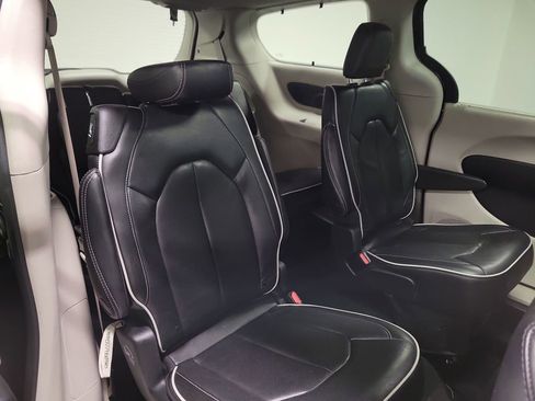 Used 2023 Chrysler Pacifica Limited FWD image 21