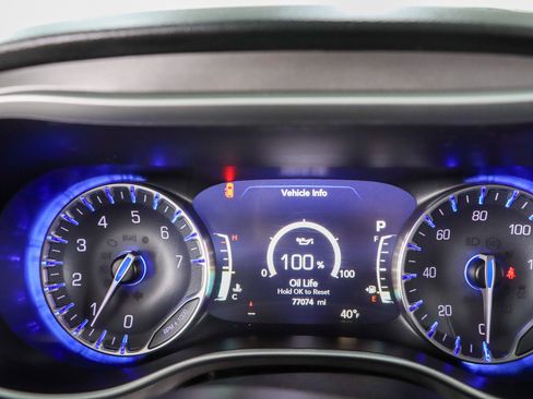 Used 2024 Chrysler Pacifica Touring-L FWD image 15