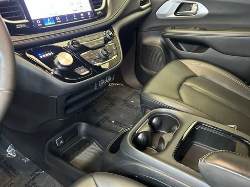 Used 2024 Chrysler Pacifica Limited FWD image 30