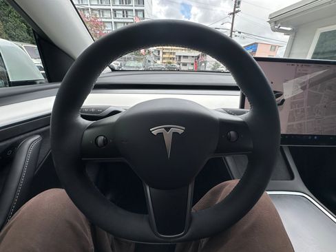 Used 2023 Tesla Model Y Performance image 11