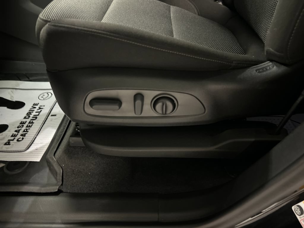 Used 2023 Chevrolet Traverse LT FWD image 13