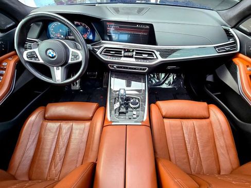Used 2022 BMW X7 M50i w/ Dynamic Handling Package image 9