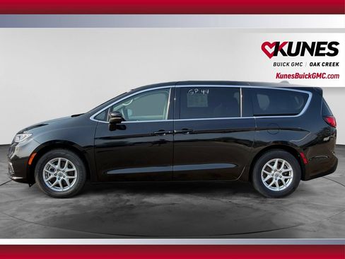 Used 2023 Chrysler Pacifica Touring-L FWD image 6