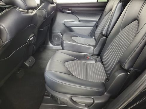 Used 2024 Toyota Highlander XSE FWD image 12
