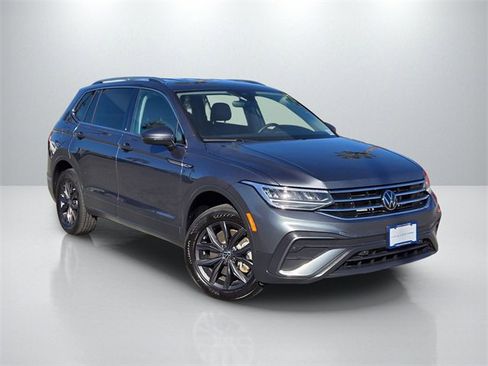 Used 2024 Volkswagen Tiguan SE image 1