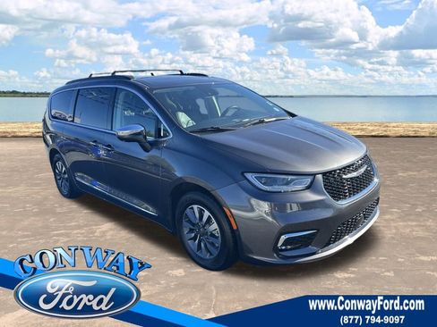 Used 2022 Chrysler Pacifica Limited w/ Uconnect Theater Family Group image 1