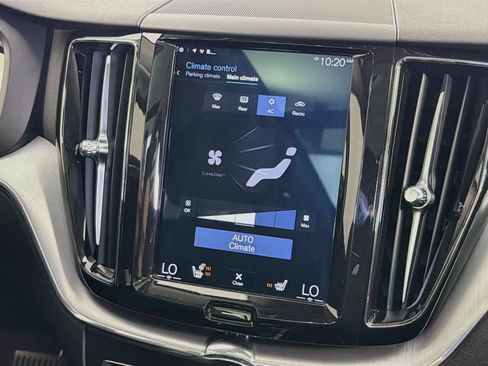 Used 2018 Volvo XC60 T5 Momentum w/ Convenience Package AWD/4WD image 16