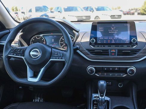 Used 2025 Nissan Altima 2.5 SV FWD image 13