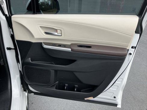 Certified 2023 Toyota Sienna Platinum image 41