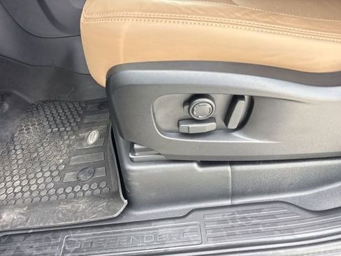 Used 2025 Land Rover Defender 90 S image 12