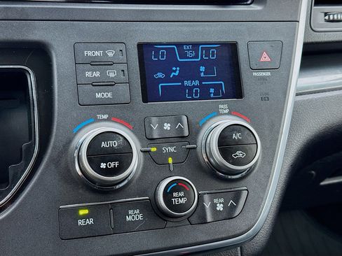 Used 2017 Toyota Sienna SE FWD image 12
