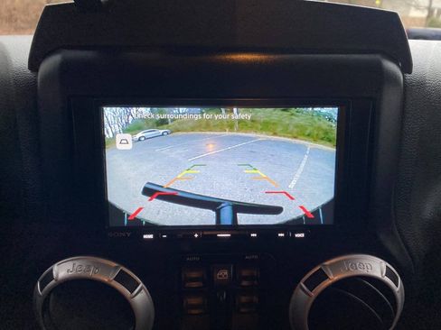Used 2015 Jeep Wrangler Unlimited Rubicon w/ Connectivity Group AWD/4WD image 25