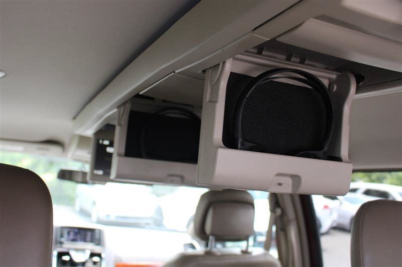 Used 2013 Chrysler Town & Country Touring FWD image 15
