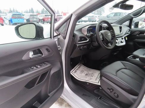 New 2026 Chrysler Pacifica Select image 16