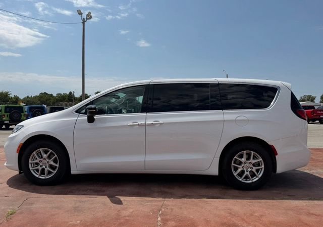 Used 2024 Chrysler Pacifica Touring-L FWD image 9