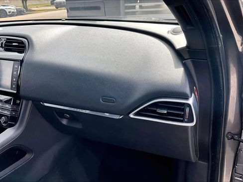 Used 2017 Jaguar F-PACE Premium image 18