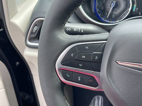 Used 2024 Chrysler Pacifica Touring-L FWD image 27