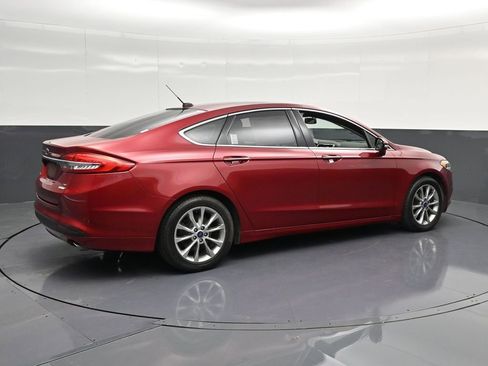 Used 2017 Ford Fusion SE w/ Fusion SE Technology Package FWD image 3