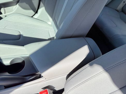 Certified 2025 Hyundai Elantra SE FWD image 14