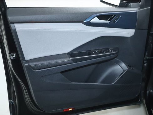 Used 2024 Volkswagen Taos SE image 15