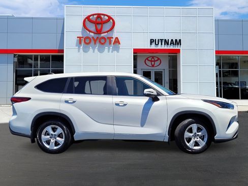 Used 2023 Toyota Highlander L AWD/4WD image 3