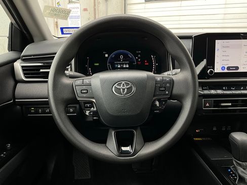 Used 2025 Toyota Camry LE image 31