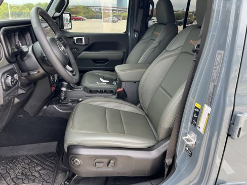 Used 2025 Jeep Gladiator Mojave AWD/4WD image 6
